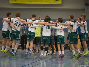 Die erste Männermannschaft der DjK Waldbüttelbrunn kann und darf auch feiern