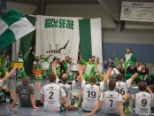 Die DjK Waldbüttelbrunn feiert mit seinen Fans, der Ostkurve